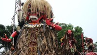 Seperti biasa pawai dilakukan dengan arak-arakan patung berbentuk makhluk mitologis dengan sosok menyerupai setan.