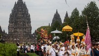 Kirab pun digelar usai melakukan pradaksina saat prosesi upacara Tawur Agung Kesanga 2019