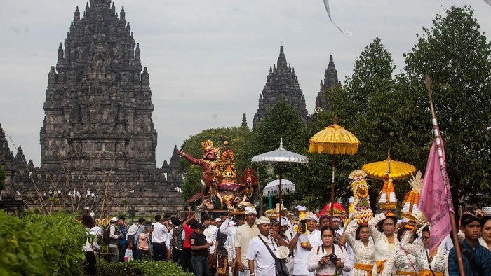 Ribuan umat Hindu hadir dalam prosesi upacara Tawur Agung Kesangan 2019 di Candi Prambanan. Upacara itu menjadi rangkaian perayaan Hari Raya Nyepi.