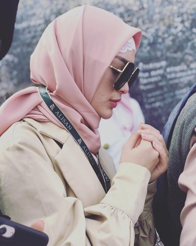 Memakai hijab, Zaskia Gotik menuai banyak pujian dari warganet. Ia disebut-sebut semakin cantik memakai hijab. Foto: Instagram