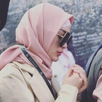 Memakai hijab, Zaskia Gotik menuai banyak pujian dari warganet. Ia disebut-sebut semakin cantik memakai hijab. Foto: Instagram