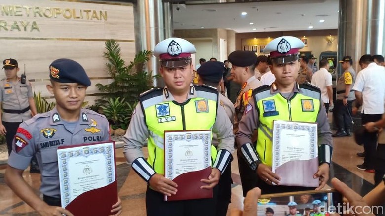 Harumkan Nama Polri, Polda Metro Beri Penghargaan ke Sani Rizki-Bripka Oky Harumkan Nama Polri, Polda Metro Beri Penghargaan ke Sani Rizki-Bripka Oky