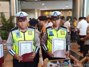 Harumkan Nama Polri, Polda Metro Beri Penghargaan ke Sani Rizki-Bripka Oky