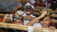 Pawai dimulai sejak sore hari.
