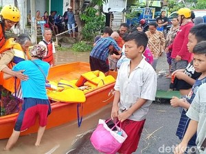 Tanggul Sungai Jebol, Ribuan Warga Madiun Panik Minta Diungsikan