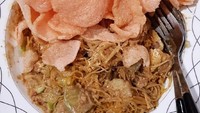 Kalau sudah diaduk jadi satu, bumbu kacang menyerap ke tahu dan bihun serta tahu, rasanya mantap! Foto: Instagram @168lim
