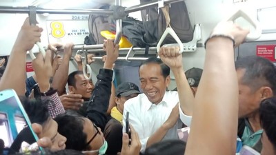 Desak-desakan! Potret Jokowi Pulang Kerja Naik KRL