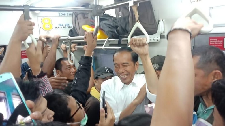 Jokowi Buka-bukaan Sengaja Naik KRL di Jam Sibuk, Ini Alasannya Jokowi Buka-bukaan Sengaja Naik KRL di Jam Sibuk, Ini Alasannya
