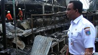 Anies tiba di lokasi kebakaran saat petugas pemadam kebakaran tengah melakukan pendinginan.