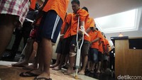 Dua tersangka ditembak kakinya.