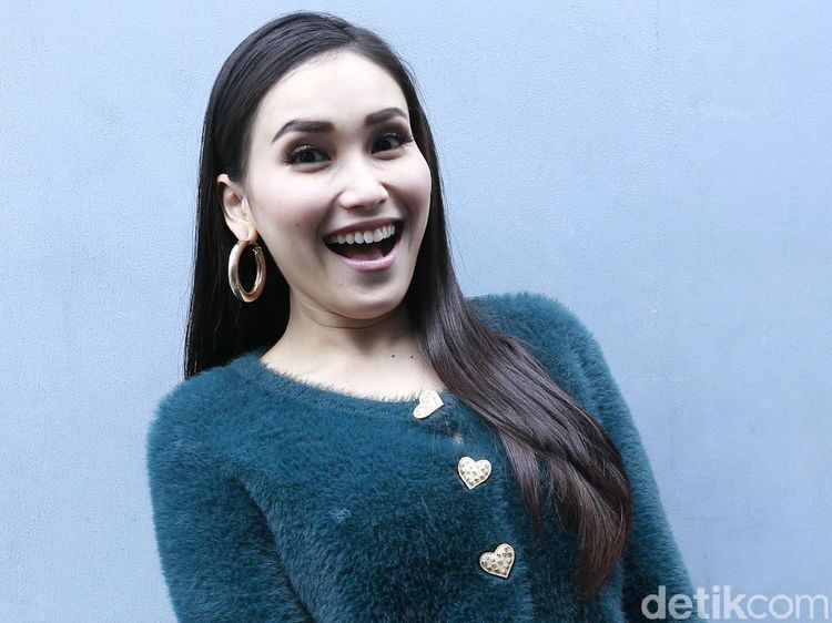 Ayu Ting Ting Semringah Banget, Ada Apa?