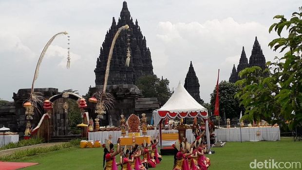 Tawur Kesanga di kompleks Candi Prambanan. 