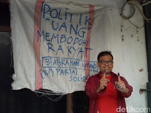 Caleg Ini Bikin Banner dari Karung Bekas untuk Curi Perhatian Warga