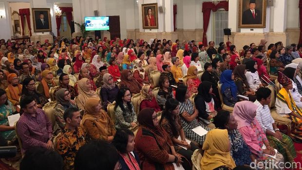 Bertemu Perempuan Arus Bawah, Jokowi Cerita Perjuangan Sang Ibu