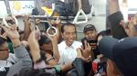 Desak-desakan! Potret Jokowi Pulang Kerja Naik KRL