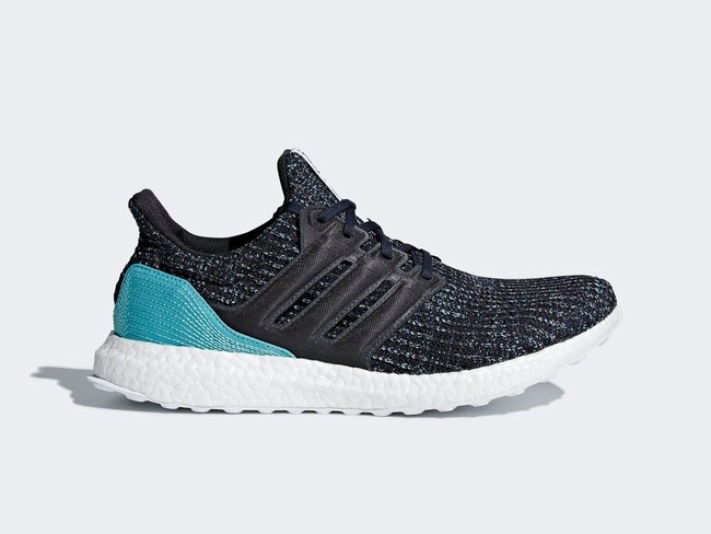 Adidas Ultra Boost pertamakali diperkenalkan tahun 2015 dengan desain sepatu lari yang benar-benar baru. Desainnya tampil dengan Primeknit dan sistem bantalan terbaru. Kini, Ultra Boost memiliki lebih banyak variasi dari gaya dan warna, yang membuatnya semakin populer. Foto: Adidas