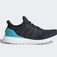 Adidas Ultra Boost pertamakali diperkenalkan tahun 2015 dengan desain sepatu lari yang benar-benar baru. Desainnya tampil dengan Primeknit dan sistem bantalan terbaru. Kini, Ultra Boost memiliki lebih banyak variasi dari gaya dan warna, yang membuatnya semakin populer. Foto: Adidas