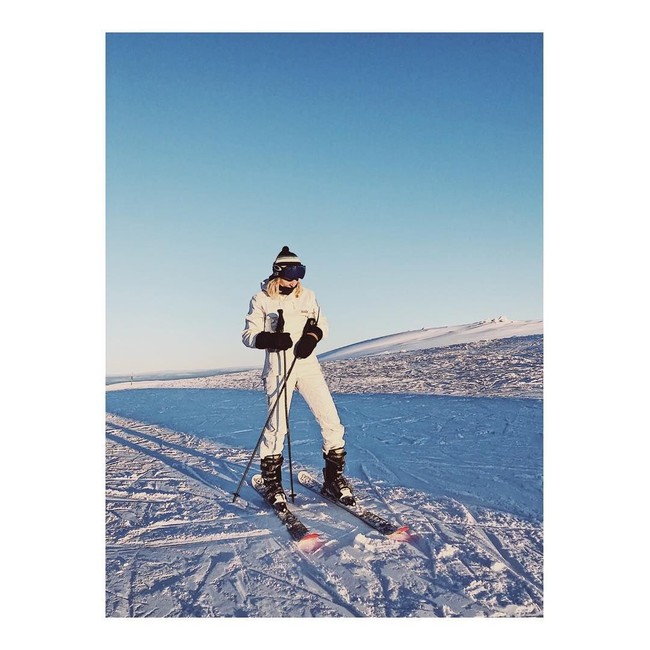 Kahtarina juga hobi traveling. Resor bersalju adalah satu destinasi favoritnya. (Foto: Instagram/@kgandresen)