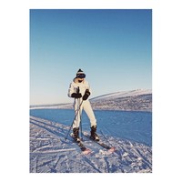 Kahtarina juga hobi traveling. Resor bersalju adalah satu destinasi favoritnya. (Foto: Instagram/@kgandresen)