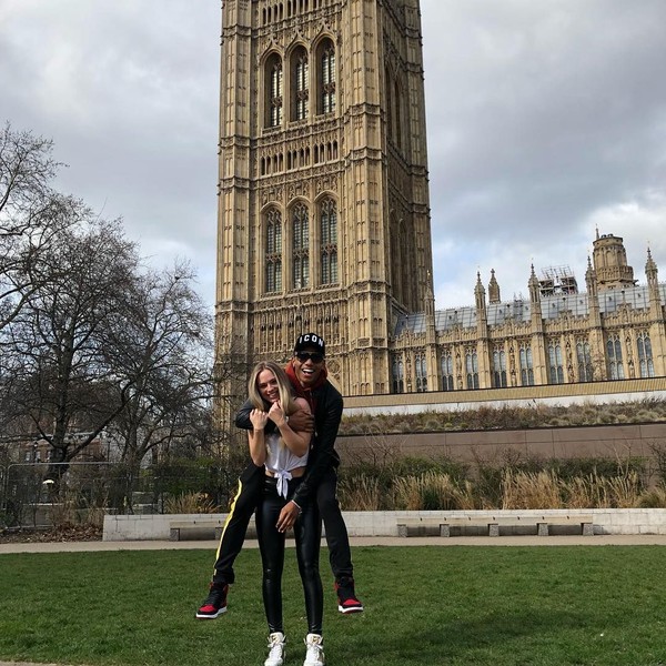 Pose yang sama diulangi David ketika mengucapkan ulang tahun ke Winona. Dari latar belakangnya, sepertinya mereka berfoto di London, Inggris. (Instagram/@davidneres) Pose yang sama diulangi David ketika mengucapkan ulang tahun ke Winona. Dari latar belakangnya, sepertinya mereka berfoto di London, Inggris. (Instagram/@davidneres)