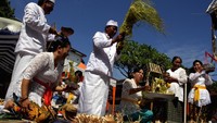 Umat Hindu melaksanakan prosesi Pecaruan saat upacara Tawur Agung Kesanga di Pura Giri Natha Makassar, Sulawesi Selatan. Upacara itu dilakukan untuk penyelarasan atau harmonisasi unsur alam dan diri manusia yang dilakukan satu hari sebelum Hari raya Nyepi. Antara Foto/Arnas Padda.