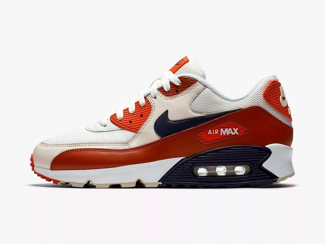 Nike Air Max III atau lebih dikenal sebagai Air Max 90 karena rilis di tahun 1990. Di saat itu, desain Air Max yang ramping, dan eye-catching membuat sneakers ini jadi primadona. Foto: Nike