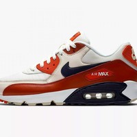 Nike Air Max III atau lebih dikenal sebagai Air Max 90 karena rilis di tahun 1990. Di saat itu, desain Air Max yang ramping, dan eye-catching membuat sneakers ini jadi primadona. Foto: Nike
