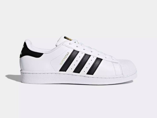 Adidas Superstar juga memiliki banyak penggemar atas desainnya yang timeless. Pertamakali rilis di tahun 1969, Adidas Superstar awalnya dibuat sebagi inovasi baru sepatu basket, namun kini ia dipakai dalam banyak kesempatan. Foto: Adidas