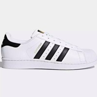 Adidas Superstar juga memiliki banyak penggemar atas desainnya yang timeless. Pertamakali rilis di tahun 1969, Adidas Superstar awalnya dibuat sebagi inovasi baru sepatu basket, namun kini ia dipakai dalam banyak kesempatan. Foto: Adidas
