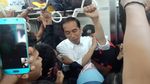 Desak-desakan! Potret Jokowi Pulang Kerja Naik KRL