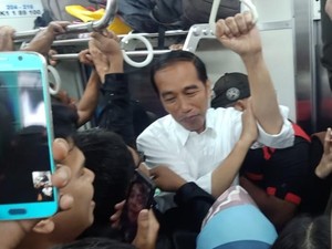 PT KCI: Perjalanan Jokowi Naik KRL Dadakan, Semua Berjalan Natural