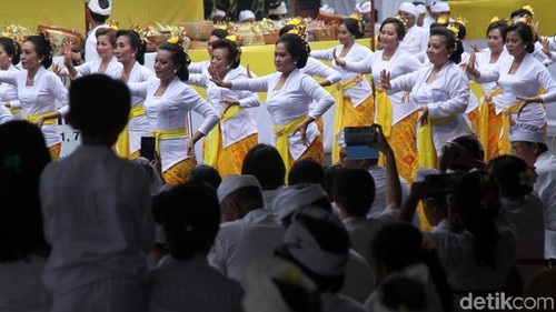 Umat Hindu mengikuti upacara Tawur Agung Kesanga di Pura Aditya Jaya, Rawamangun, Jakarta, Rabu (6/3/2019).