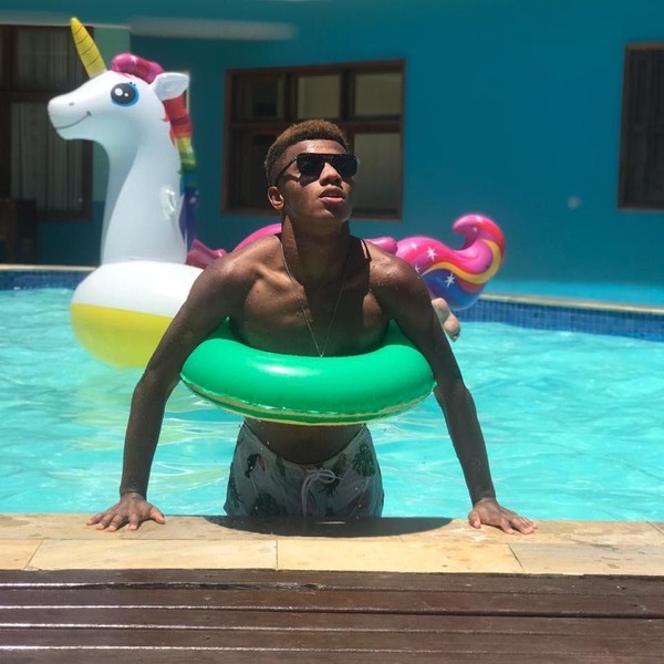 Saat sedang tidak bersama Winona, David memilih buat bersantai di kolam renang. Jangan lupa pakai ban hijau biar imut seperti David. (Instagram/@davidneres) Saat sedang tidak bersama Winona, David memilih buat bersantai di kolam renang. Jangan lupa pakai ban hijau biar imut seperti David. (Instagram/@davidneres)