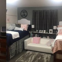 Harus berbagi kamar kost dengan seorang teman? Bukan berarti Anda tidak bisa menambah apapun dalam kamar. Agar lebih nyaman, Anda bisa menyelipkan sofa kecil untuk bersantai di tengah kasur seperti ini. Dilansir Cosmopolitan, cara ini justru bisa menambah ilusi ruang yang lebih besar. Foto: Instagram/Twitter/YouTube