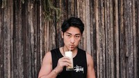 Enggak cuma bikin makin ganteng, perubahan pola hidup yang lebih positif membuatnya semakin sehat dan mengenal kebutuhan tubuhnya sendiri termasuk nutrisi. (Foto: Instagram/kennyharyanto, ditampilkan atas izin yang bersangkutan.)