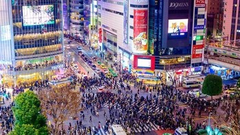 Shibuya Crossing pada masa sekarang yang sangat ramai dan menjadi tujuan turis. Ketertiban terlihat tak berubah walau suasananya sudah berbeda dari masa silam. Foto: Vintages