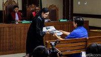 Mengenakan kemeja lengan pendek berwarna biru, Lucas bersiap menghadapi sidang tuntutan. Pengacara yang pernah menangani kasus mantan Presiden Komisaris Lippo Group, Eddy Sindoro itu dituntut 12 tahun penjara dan denda Rp 600 juta subsider 6 bulan kurungan.