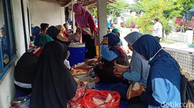 Dapur umum siap distribusi nasi bungkus ke ribuan pengungsi/
