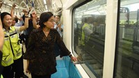 Sri Mulyani dan rombongan terlihat semringah ketika kereta bergerak naik menuju jalur layang. Ia juga banyak bertanya kepada direksi yang sore itu hadir lengkap. Foto: Istimewa/Kementerian Keuangan