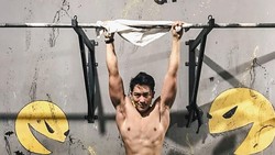 Pesona Kenny Haryanto benar-benar keren banget deh! Dengan gaya sekeran Spiderman, lihat nih gayanya gelantungan melatih tubuhnya lebih kuat.