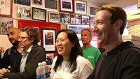 Nah, kalau ini momen berharga saat keduanya antre pizza di Pinocchio’s Pizza & Subs. Gerai pizza ini ada di dekat Harvard dan menjadi saksi kedekatan mereka Foto: Instagram zuck