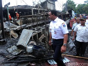 Anies Janjikan Modal Usaha untuk Pedagang Korban Kebakaran TPS Blok A