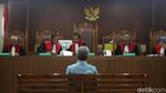 Divonis 4 Tahun Penjara Eddy Sindoro Tertunduk Lesu