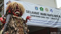 Pawai ogoh-ogoh semakin semarak dengan diiringi musik gamelan Bali.