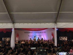 Ditemani Anies, Jokowi Bagikan 3.300 KIP ke Pelajar Jakarta