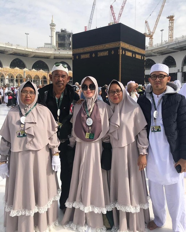 Hijab yang ia pilih saat beribadah umrah cukup simple seperti hijab segi empat dan khimar instan. Dua gaya hijab ini umum dipilih oleh hijabers Indonesia. Foto: Instagram