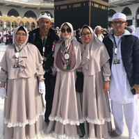 Hijab yang ia pilih saat beribadah umrah cukup simple seperti hijab segi empat dan khimar instan. Dua gaya hijab ini umum dipilih oleh hijabers Indonesia. Foto: Instagram