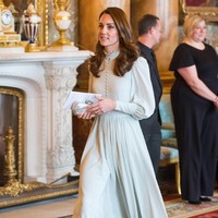 Di lain sisi ada Kate Middleton yang setia dengan model gaun feminin bergaya klasik. Kate memilih warna hijau pucat kali ini dan memadukannya dengan high heels nude. Foto: Dok. Getty Images