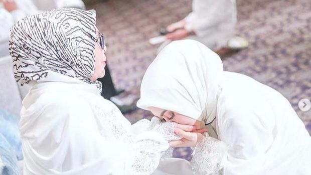 Posting Momen Sungkeman, Reino dan Syahrini Kompak Tutup Kolom Komentar