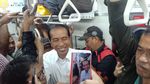 Desak-desakan! Potret Jokowi Pulang Kerja Naik KRL
